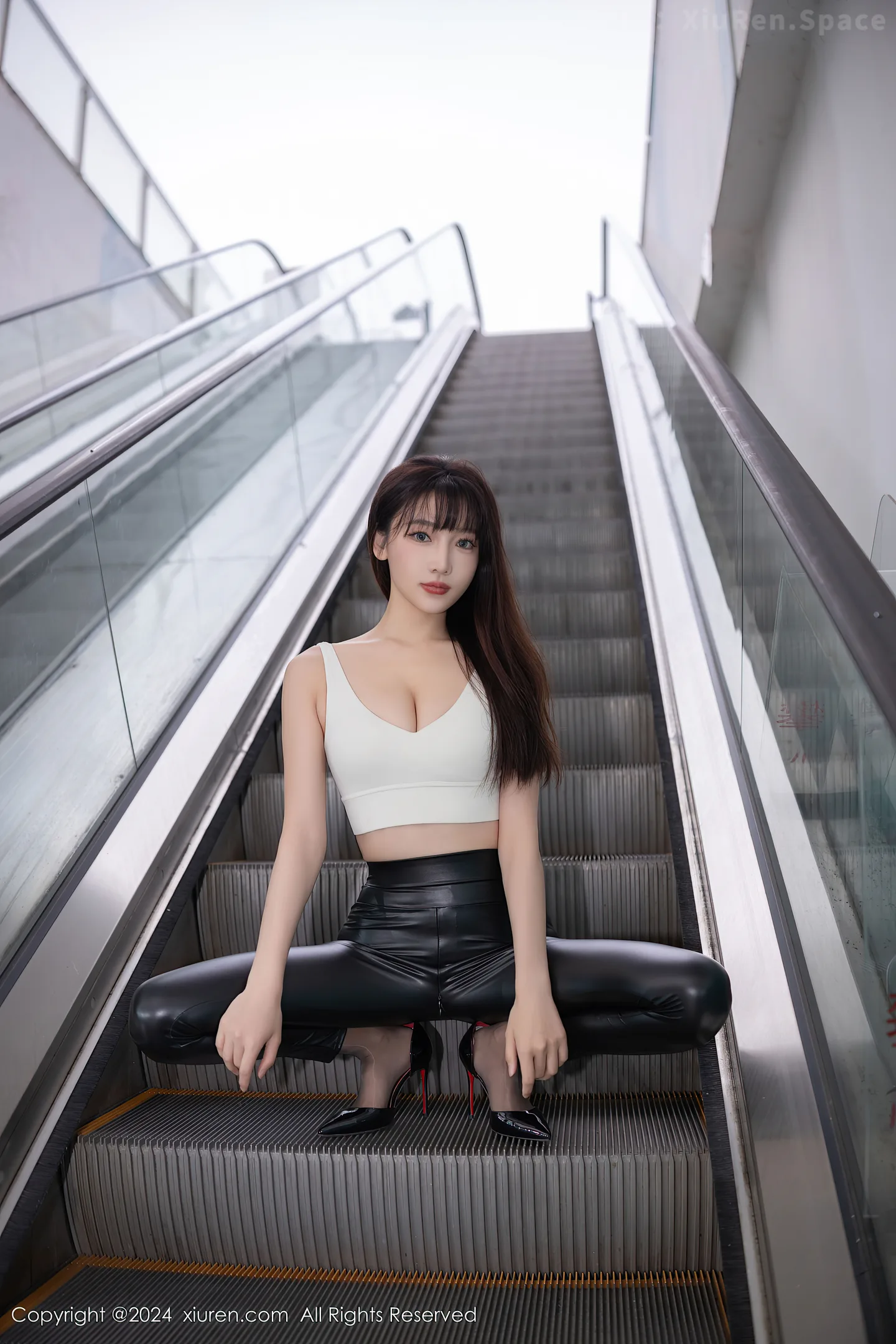 图片[3]-[XiuRen秀人网] VOL.9377 模特陆萱萱性感白上衣配黑皮长裤露超薄黑丝秀翘臀美腿诱惑写真81P-秀人网官方网站